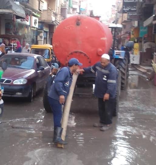 محافظ كفرالشيخ يتابع جهود كسح مياة الامطار وتطهير بيارات الصرف الصحي وصفايات مياة الامطار بدسوق