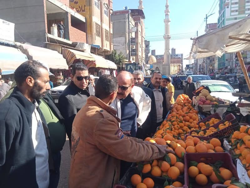 محافظ كفرالشيخ يتابع جهود حملات إزالة الإشغالات بسيدي سالم .. مكلفًا بإزالة التعديات وتسهيل حركة المرور