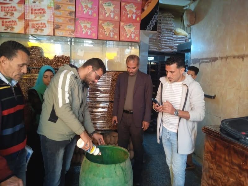 إعدام ٣٤٥ كجم مواد غذائية و ٤٩ مواد سائلة غير صالحة للاستهلاك الآدمي و تحرير ٣٢٧ محضر للمخالفين خلال الحملات المُنفذة على مدار ديسمبر الماضى بدمياط 