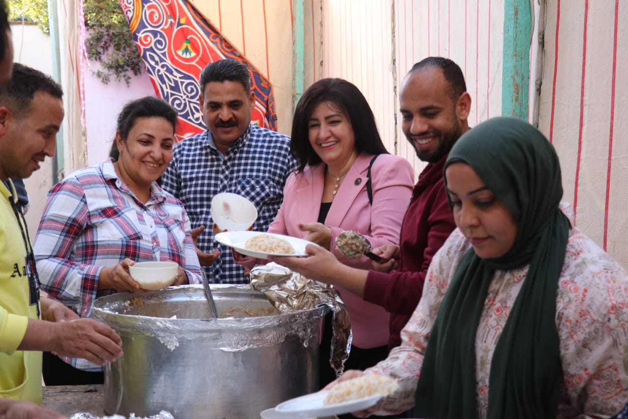 أهالي أرمنت يجتمعون على مائدة إفطار مفتاح الحياة بالأقصر