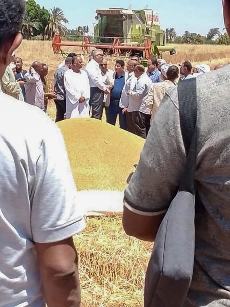 وزير الري يتلقى تقريرًا من بمحافظة أسوان لاستعراض الموقف المائى وحالة الرى بنطاق محافظة أسوان وخاصة فى منطقة وادي النقرة