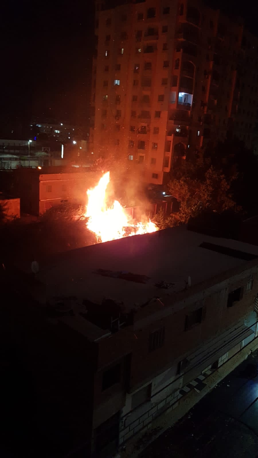 انفراد بالصور والفيديو حريق هائل خلف المدينة الجامعية  بشبين الكوم