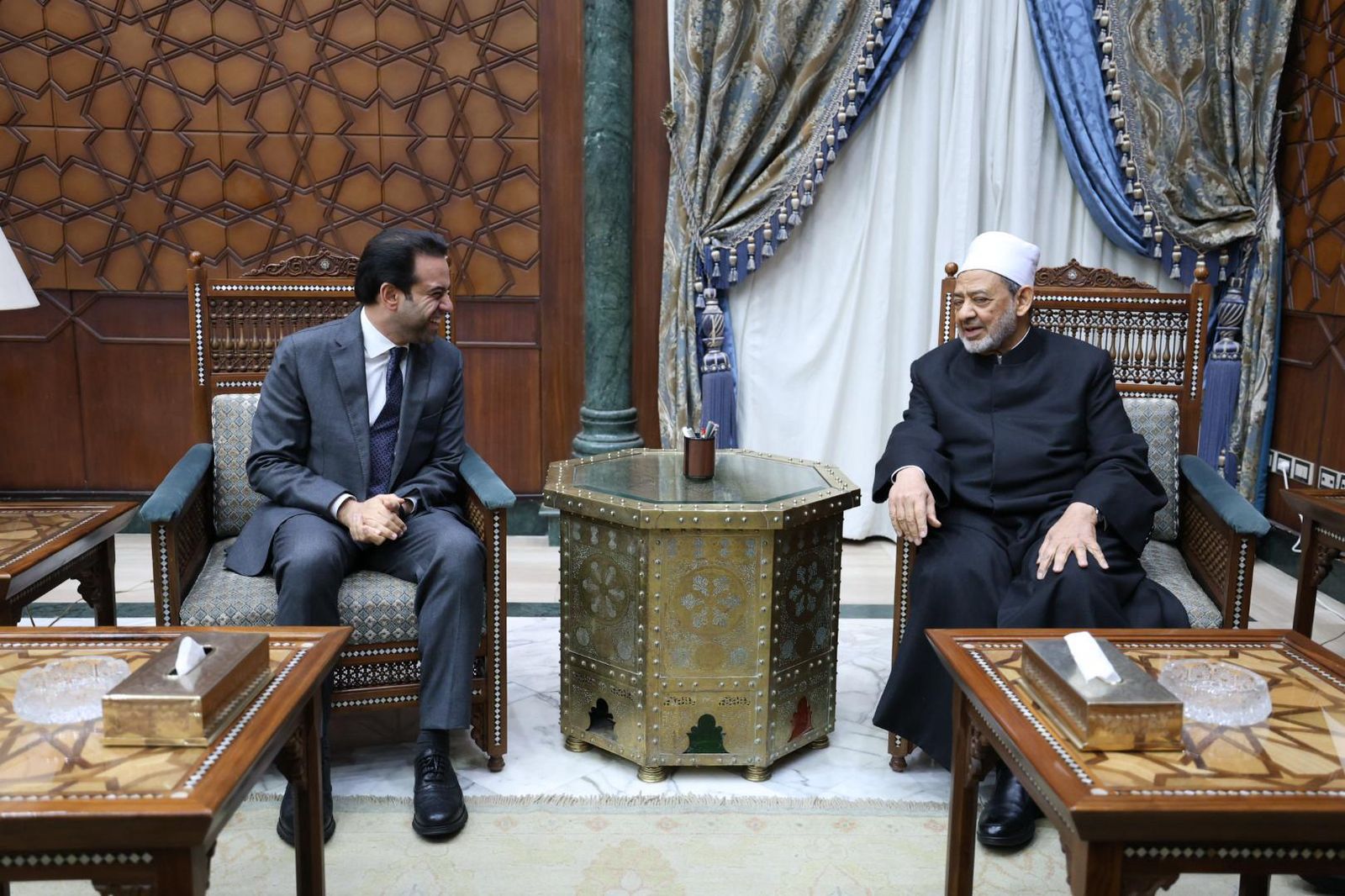 أحمد الخطيب علي الراديو 9090 : "السيسي" حافظ علي استقلال الأزهر في مواجهة التحديات بعد ثورتي يناير ويونيو .. والإمام "الطيب" نجح في صيانة المؤسسة تاريخيا بدستور ٢٠١٢ و٢٠١٤