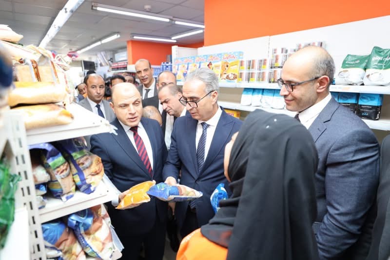محافظ كفرالشيخ ورئيس جهاز حماية المستهلك يتفقدان “كازيون ماركت” لمتابعة حركة الأسواق والتفاعل مع المواطنين