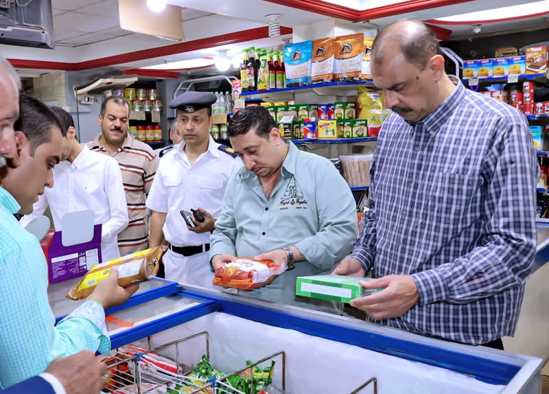 محافظ سوهاج يواصل جولاته الميدانية لمتابعة مشروعات التطوير والانضباط بالشوارع والأسواق