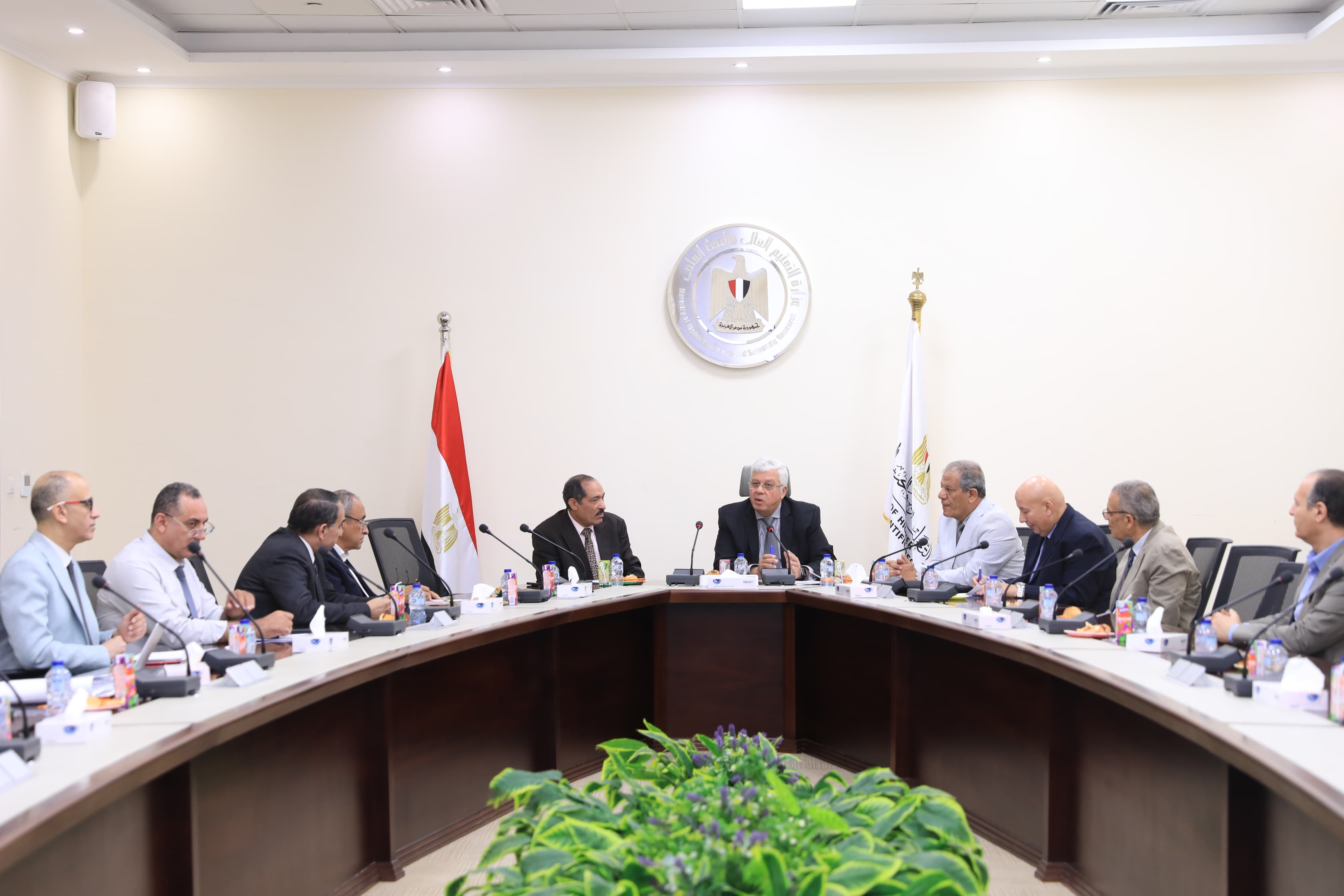 استمرارًا لسياسة تطوير المعاهد العليا: وزير التعليم العالي يعقد اجتماعًا مع أعضاء اللجنة الوزارية لتعيين أعضاء هيئة التدريس والهيئة المعاونة بالمعاهد العليا