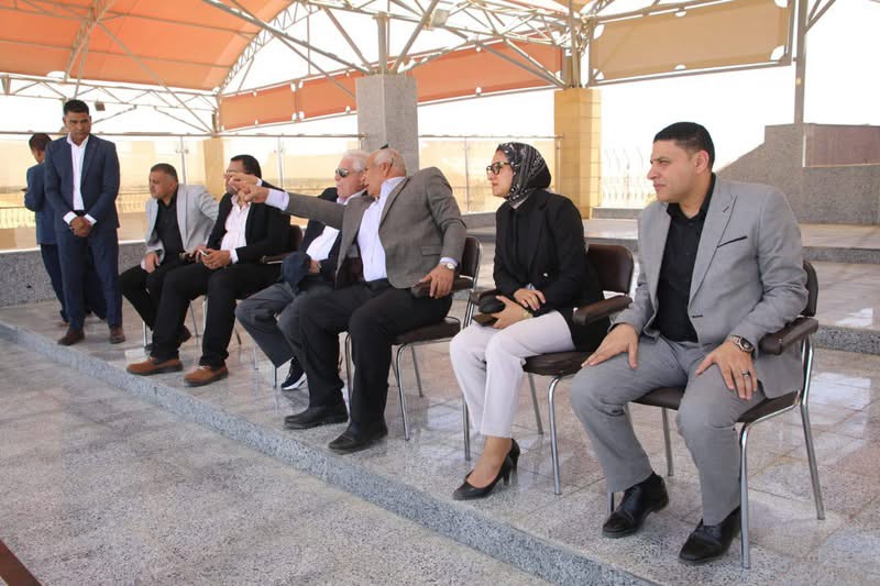 خلال جولته بالمحافظة  مستشار رئيس الجمهورية يتفقد " نادي الهجن " و "مشروعات الاستثمار الزراعي" بالخارجة