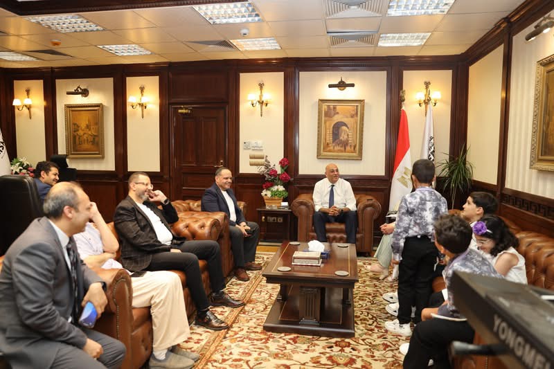 رئيس جهاز تنمية المشروعات يستقبل فريق من الأطفال من صغار رواد الأعمال المتخصصين في إدخال نبات اللافندر في صناعة عدد من المنتجات صديقة البيئة