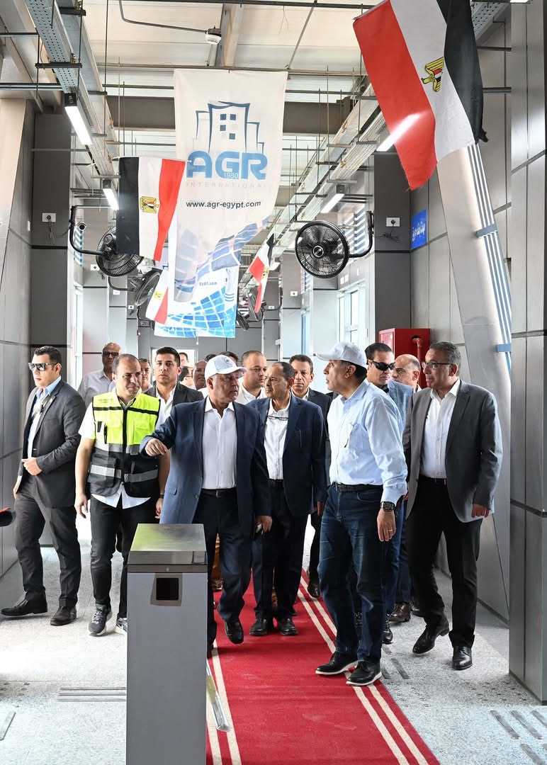 رئيس الوزراء يستمع لشرح حول منظومة العمل الخاصة بالأتوبيس وكيفية الربط بين محطات المشروع والمواقف الموجودة أسفل الطريق الدائري