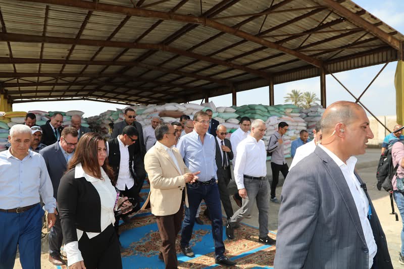  وزير الزراعة ومحافظ الشرقية ورئيس البنك الزراعي يتابعون أعمال توريد القمح بشونة العزيزية